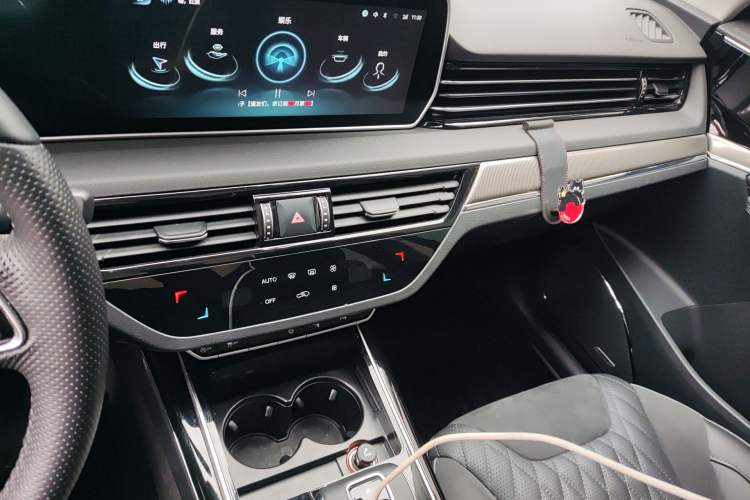 Used Hongqi HS5 2022 Revised Version 2.0T Smart Connect Flagship Edition Audio And AC Panel
