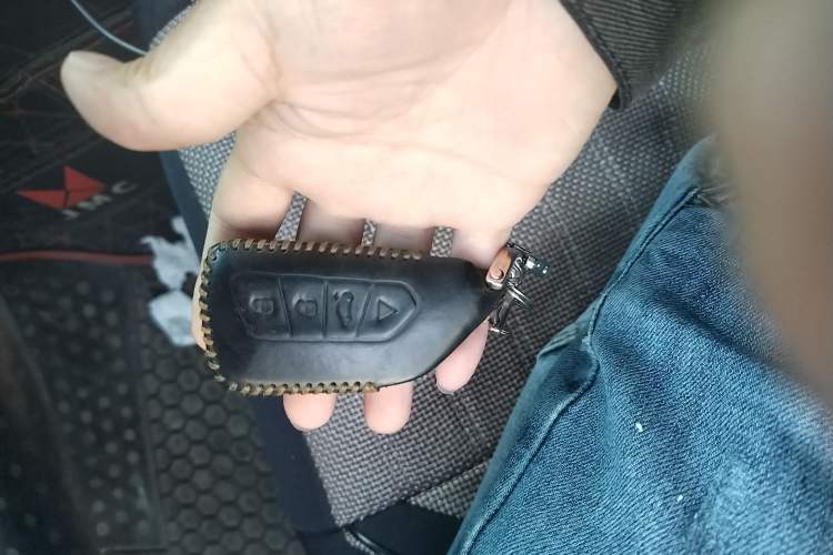 Used JMC Yusheng S350 2013 2.4T Automatic 4x4 Diesel Ultra-Luxury 5-Seater Vehicle Key