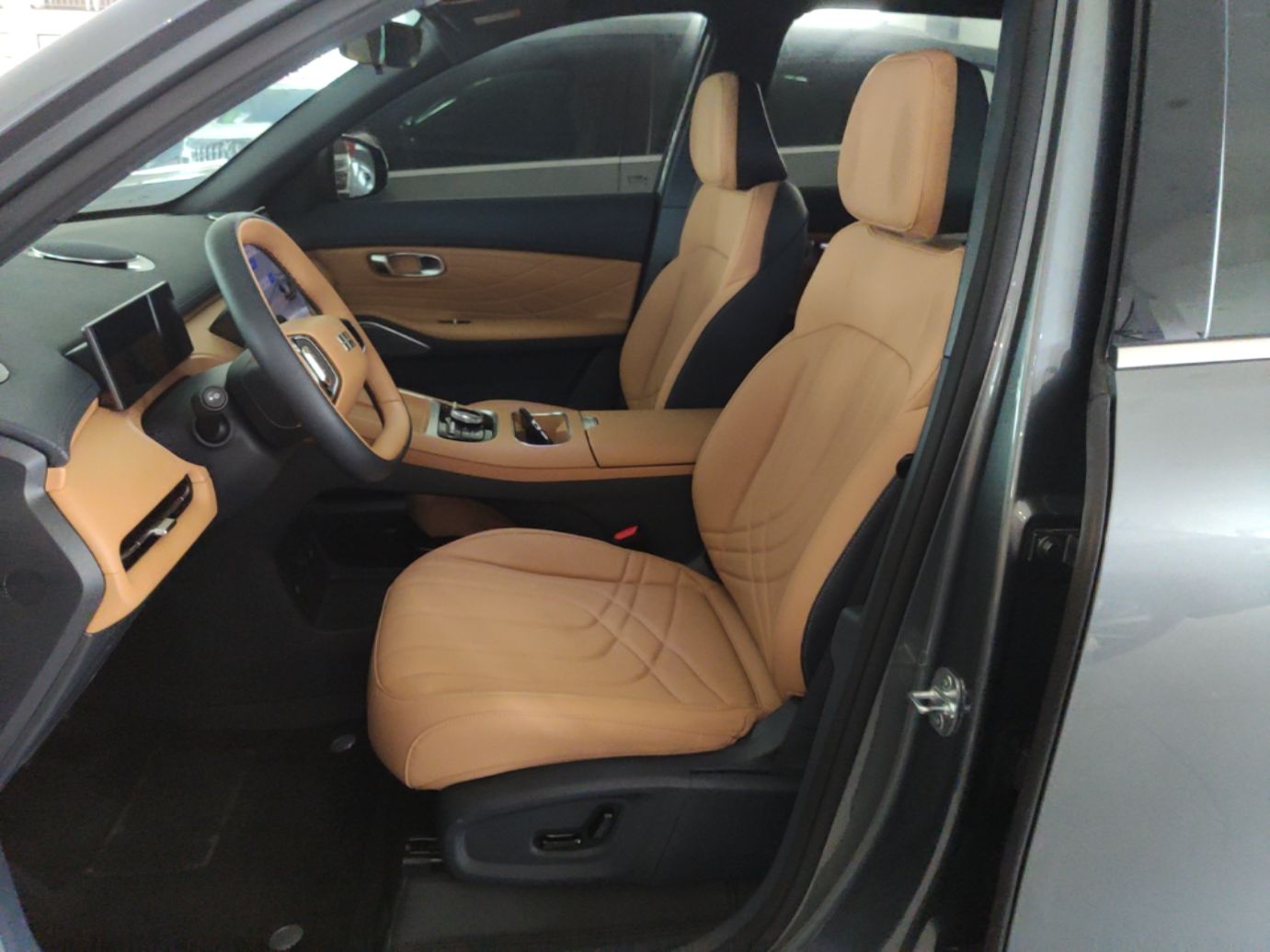 Geely Galaxy Xingjian 7 EM-i 2025 120km Launch+ Version — снимка 17