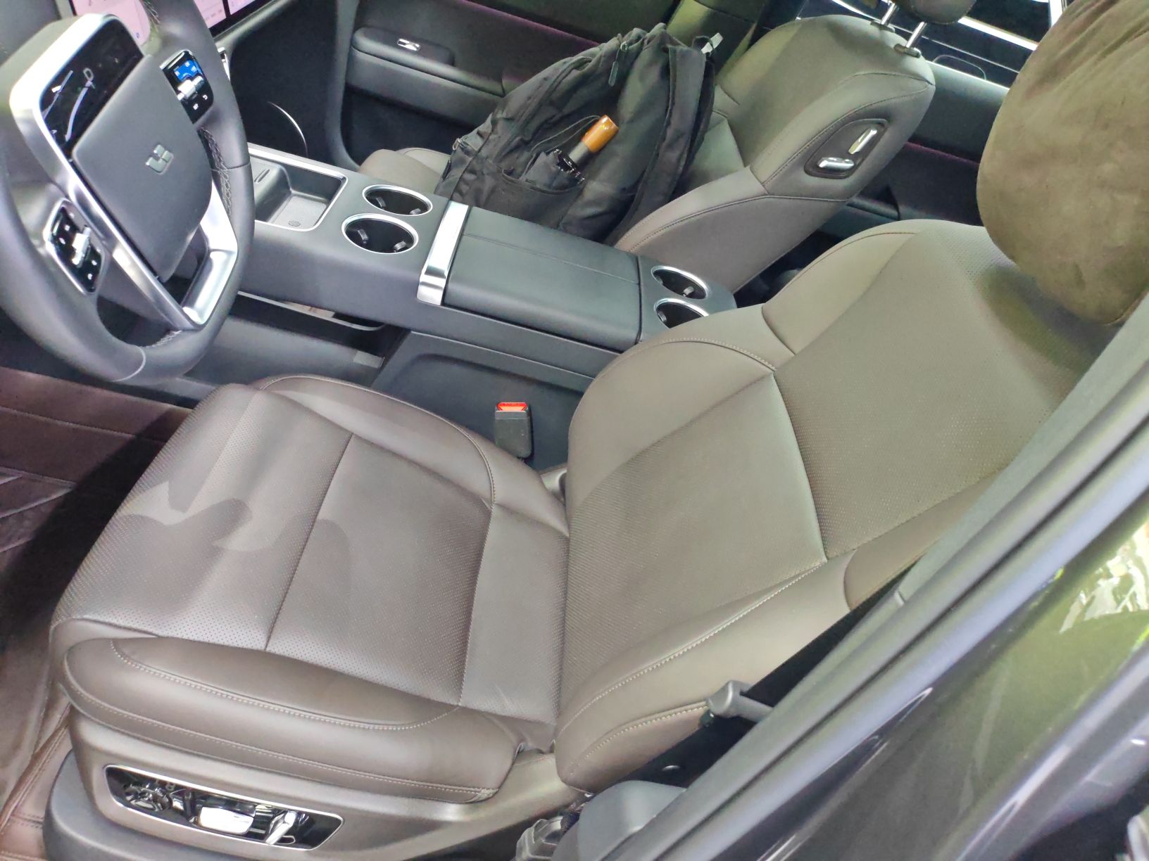 المقاعد الأمامية داخل السيارة