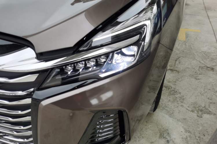 Used Buick GL8 2023 Facelifted Land Cruiser Executive Luxury Version