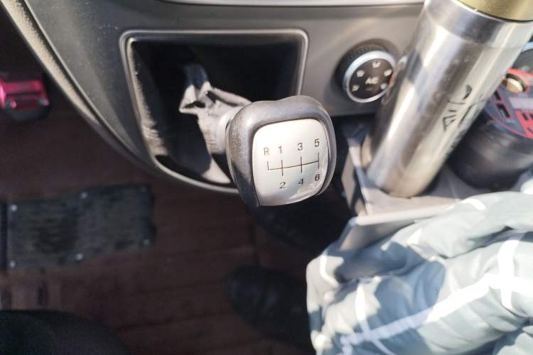 Used SAIC MAXUS Xintu V80 2021 2.0T Manual Classic City Delivery King Long Wheelbase Mid-Roof 3 Seats