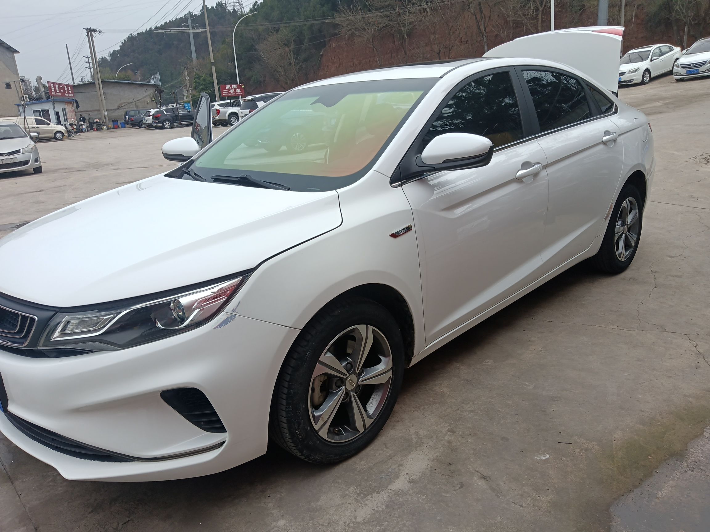 Под передней частью автомобиля