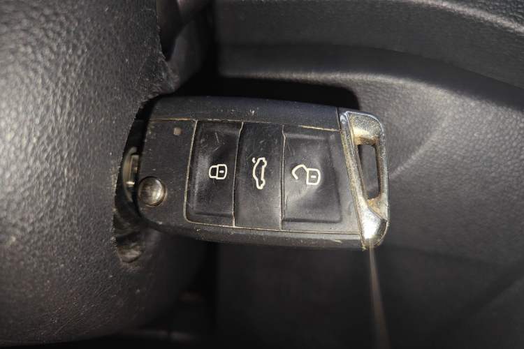 Used Volkswagen T-ROC 2019 230TSI DSG Two-Wheel-Drive Advanced Version China VI Standard Vehicle Key