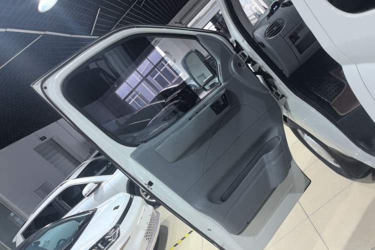 Used SAIC MAXUS Xintu V80 2021 2.0T PLUS AMT City Edition Short Wheelbase Ultra-Low Roof 5/6-Seater
