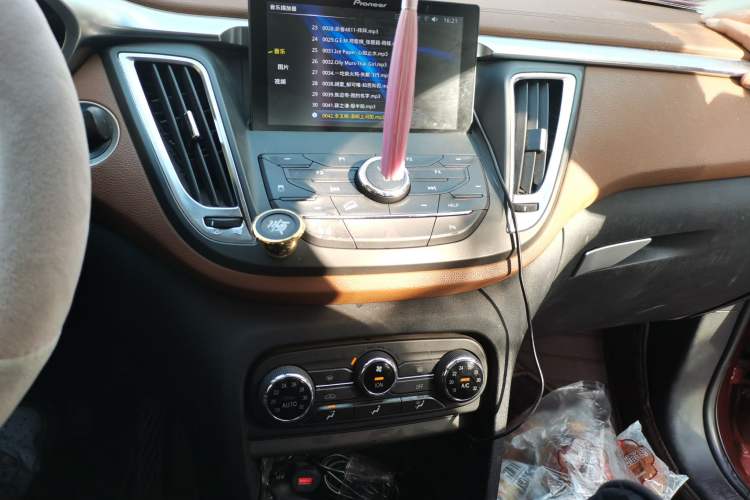 Used Soueast DX7 2017 1.5T Automatic Luxury Model Audio And AC Panel