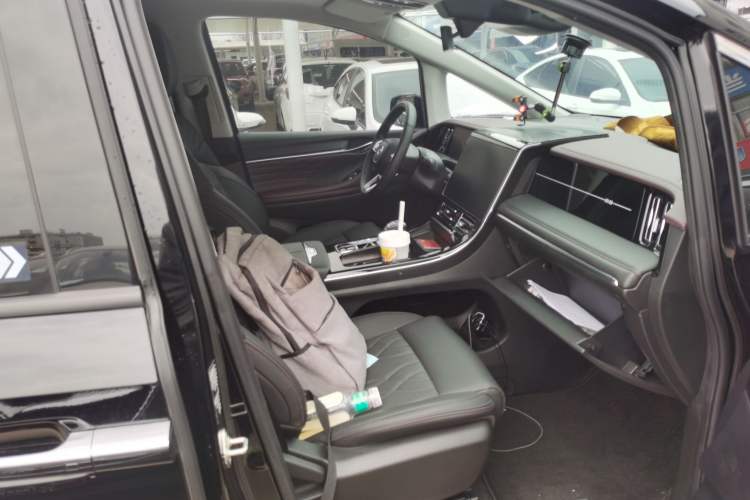 Used GAC Trumpchi M8 2024 Master Series 400T Prestige Edition Right Front Seat