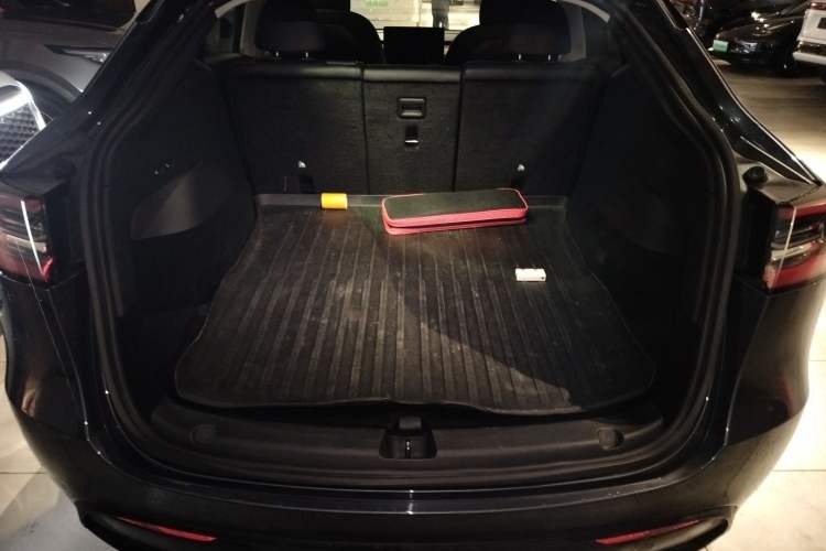 Used Tesla Model Y 2021 Long-Range All-Wheel-Drive Version Trunk