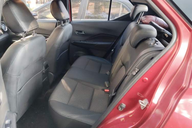 Used Nissan Kicks 2017 1.5L CVT Smart Drive Edition Left Rear Seat