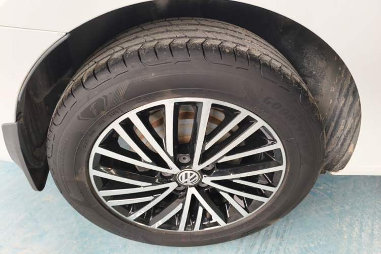 Used Volkswagen Jetta 2019 Dream Edition 1.5L Automatic Comfort Version Right Rear Wheel Hub