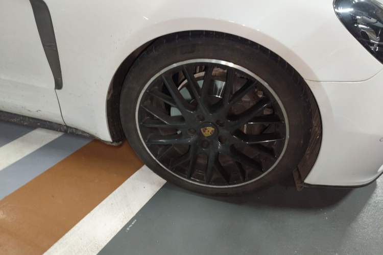 Used Porsche Panamera 2023 Facelifted Panamera 2.9T Platinum Edition Right Front Wheel Hub