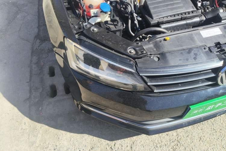 Used Volkswagen Sagitar 2015 230TSI Manual Comfort Version Right Front Headlight