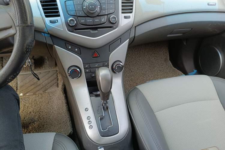 Used Chevrolet Cruze 2013 1.8L SE AT Gear Lever