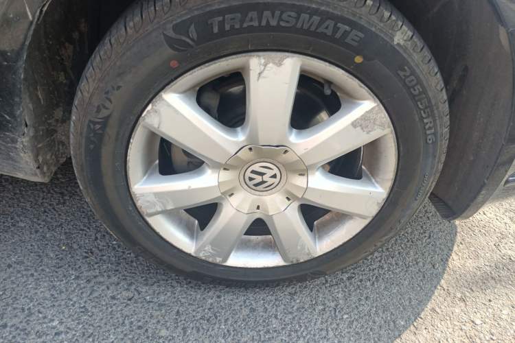 Used Volkswagen Passat 2009 2.0L MFI Automatic Luxury Edition Right Front Wheel Hub