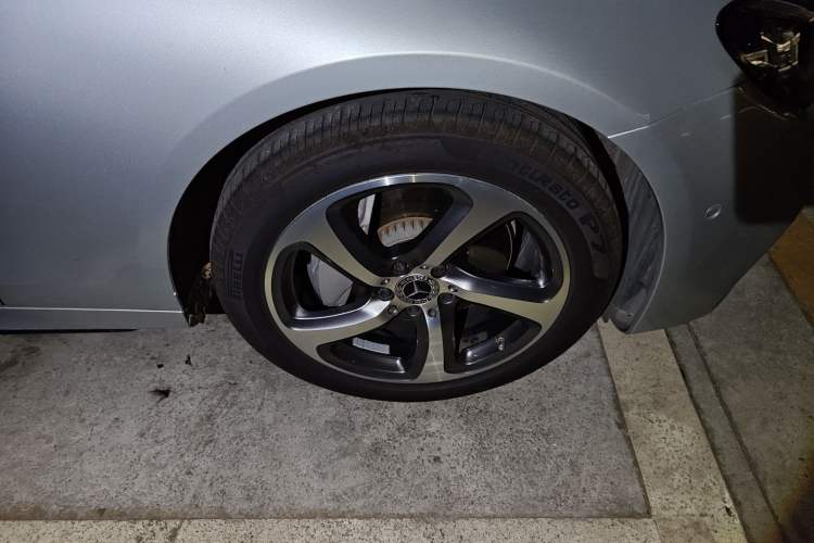 Used Mercedes-Benz E-Class 2019 Restyled E 300 L Sport Luxury Edition Right Front Wheel Hub