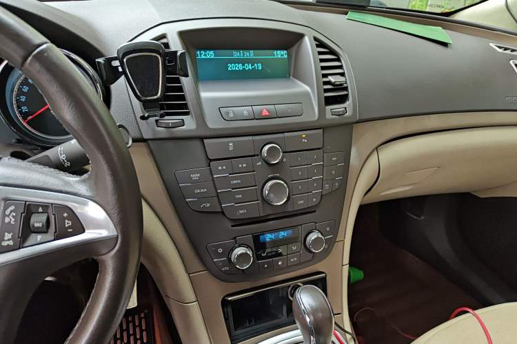 Used Buick Regal 2011 2.4L SIDI Comfort Edition Audio And AC Panel