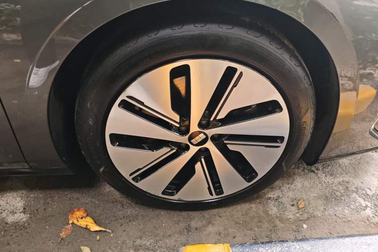 Used Geely Galaxy E8 2024 665 km Range Rear-Drive Starship Long-Range Version Right Front Wheel Hub