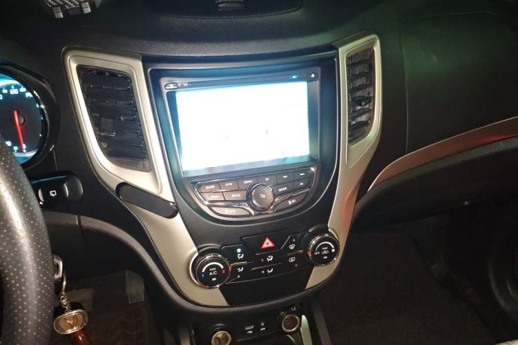 Used CHANGAN CS35 2014 1.6L Automatic Luxury Model China IV Standard Audio And AC Panel