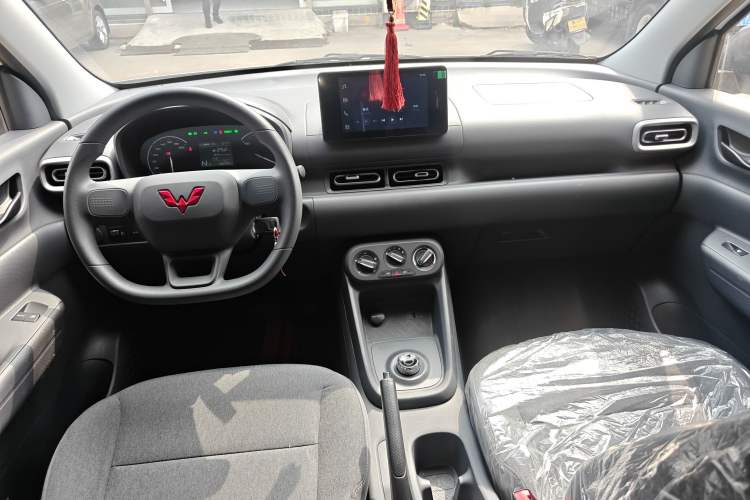 Used Wuling Hongguang New Energy 2024 All-Electric Model 300KM Standard Version Center Console