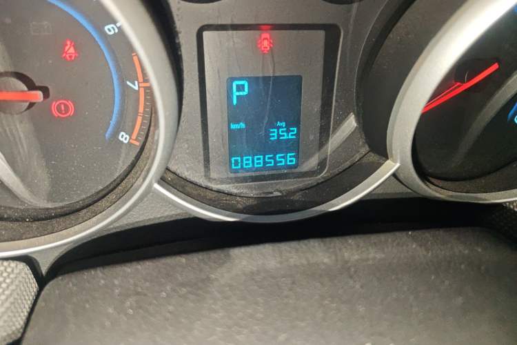 Used Chevrolet Cruze 2013 1.8L SE AT Odometer Close Up