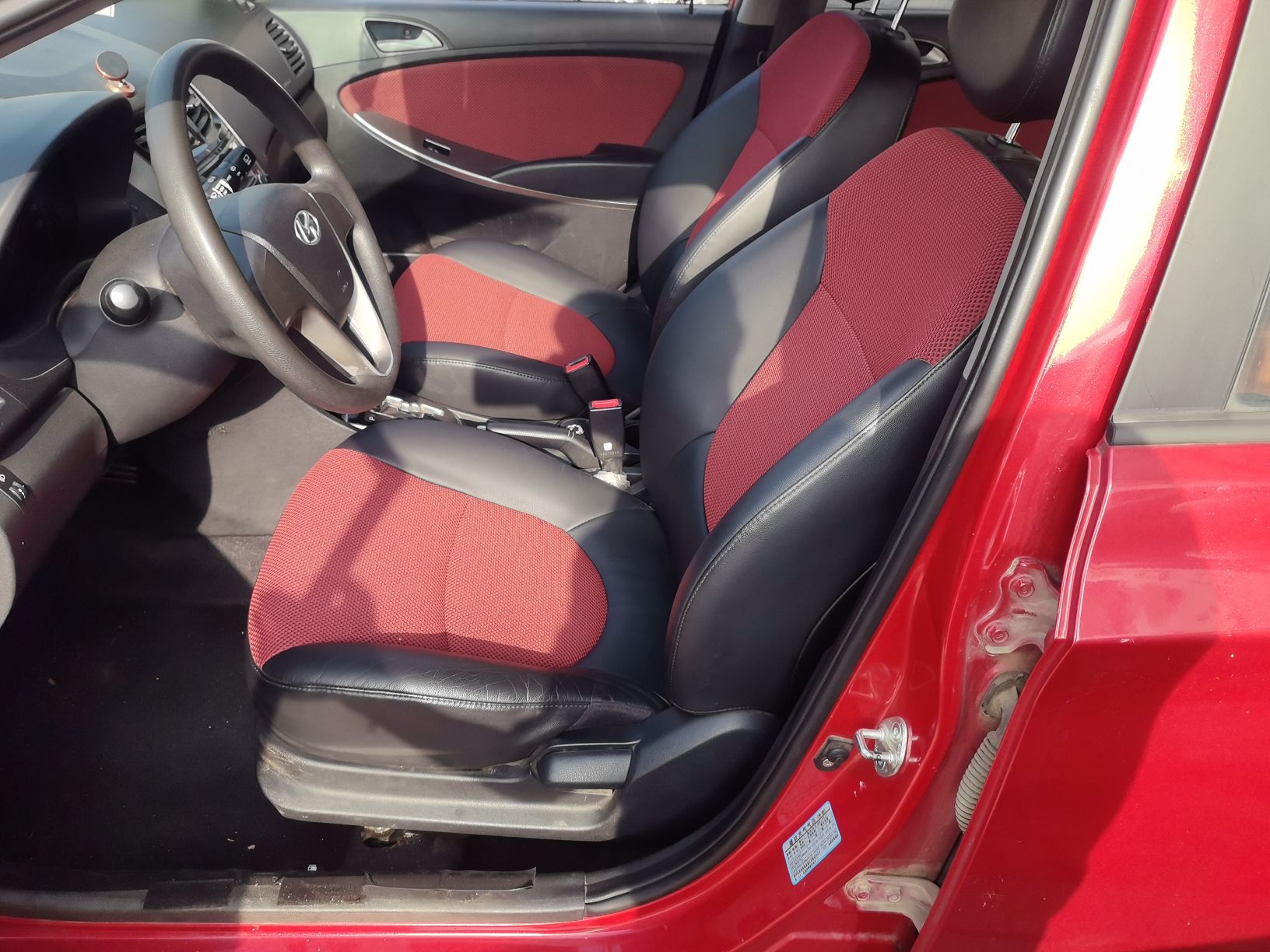 المقاعد الأمامية داخل السيارة