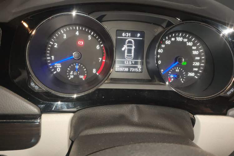 Used Volkswagen Sagitar 2015 230TSI Automatic Luxury Model Odometer Close Up