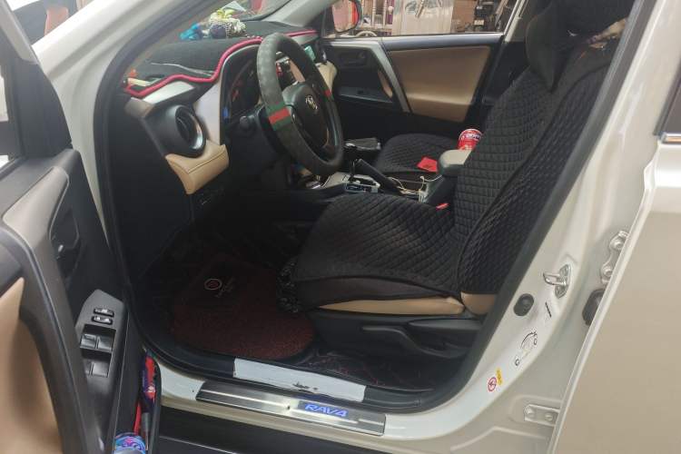 Used Toyota RAV4 2016 2.0L CVT Two-Wheel Drive Fashion Edition China V Standard
