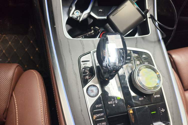 Used BMW X7 2021 xDrive40i Luxury Package with Leading Features Gear Lever