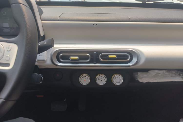 Used Wuling Hongguang MINIEV 2024 3rd Generation 215km Youth Edition Audio And AC Panel