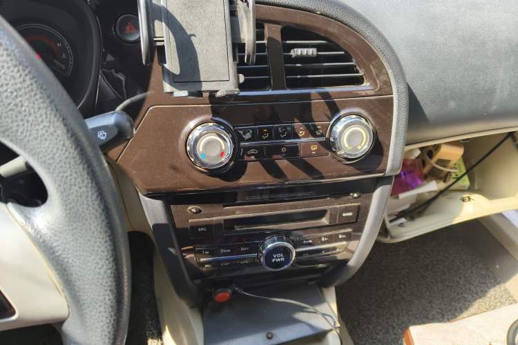 Used Soueast V3 Lingyue 2014 1.5L Manual Entry-Level Version Audio And AC Panel