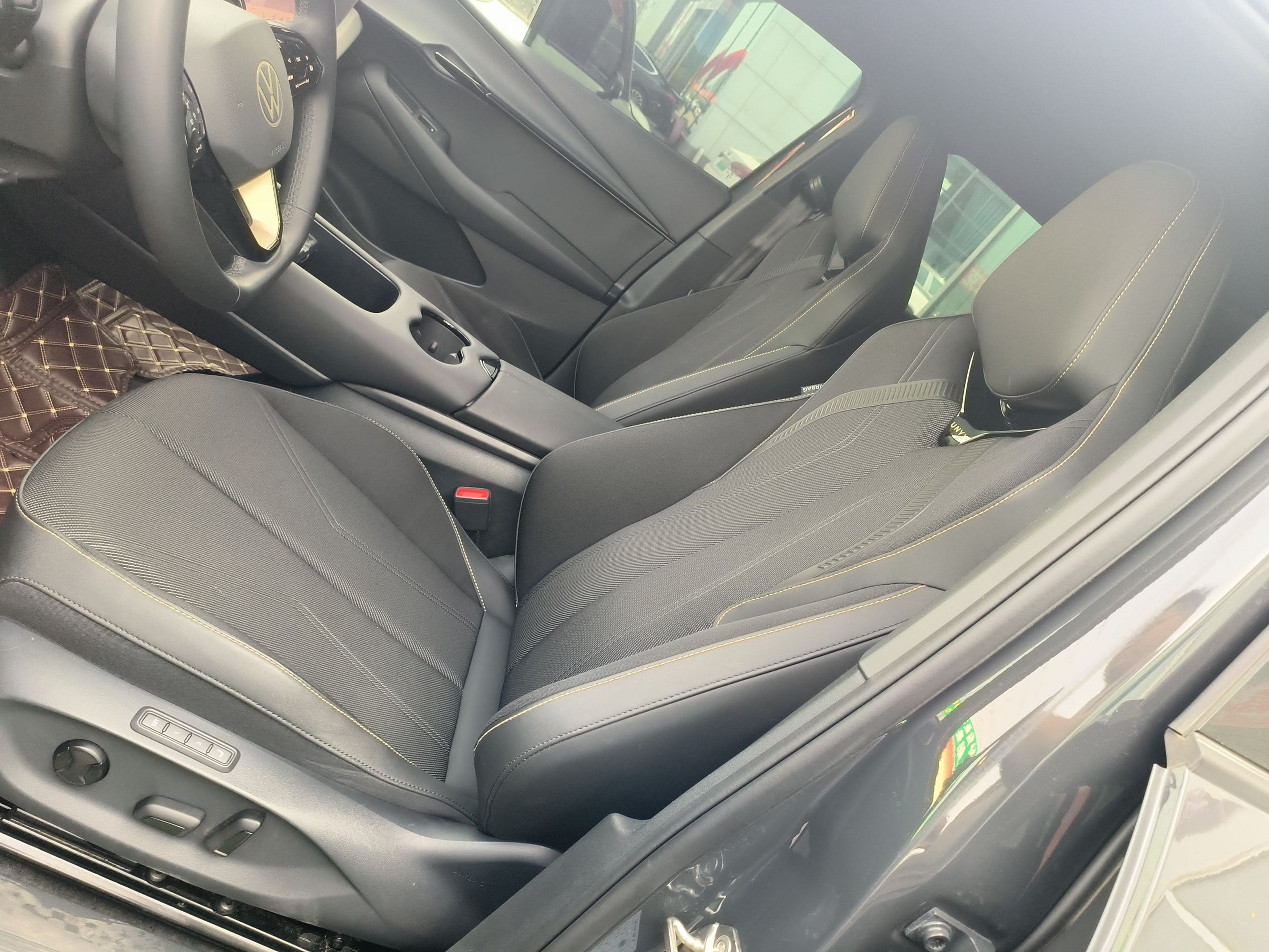 Переднее сиденье в автомобиле