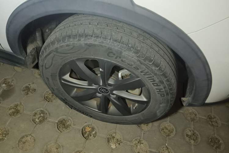 Used BYD Yuan New Energy 2019 EV535 Smart Connect Trendsetting Model Right Front Wheel Hub