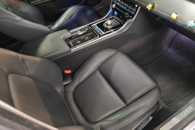 Used Jaguar XFL 2020 XFL 2.0T P200 Two-Wheel-Drive Elite Edition Right Front Seat