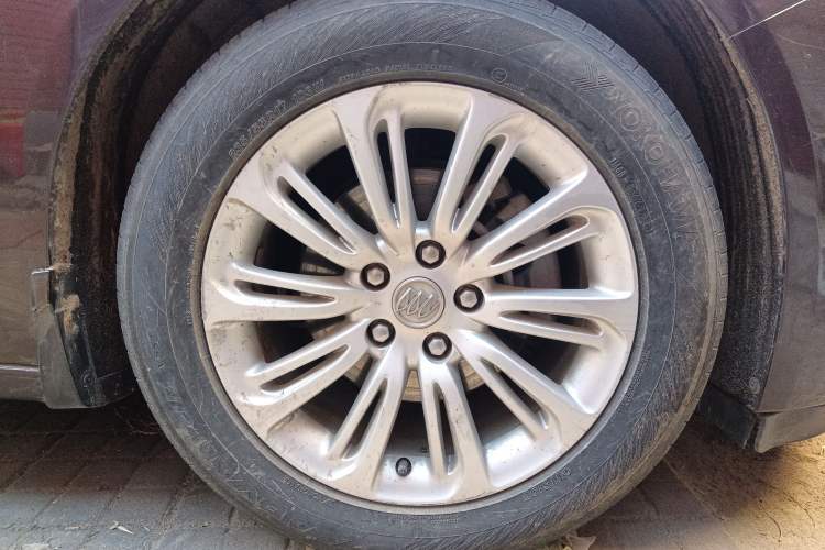 Used Buick LaCrosse 2016 20T Elite Edition Right Front Wheel Hub