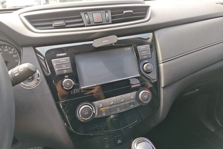 Used Nissan X-Trail 2017 2.0L CVT Comfort Edition 2WD Audio And AC Panel