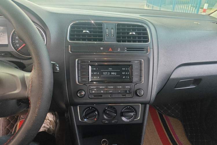 Used Volkswagen Polo 2014 1.6L Automatic Comfort Edition Audio And AC Panel