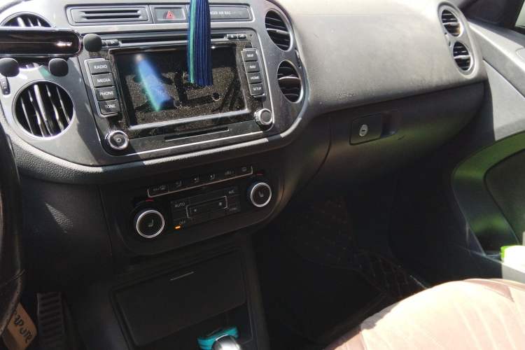 Used Volkswagen Tiguan 2012 2.0 TSI Comfort Edition Audio And AC Panel