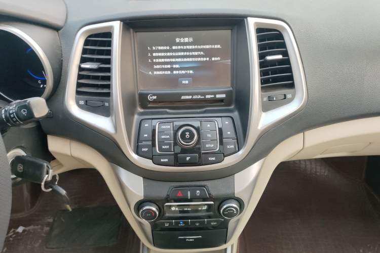 Used CHANGAN Eado 2015 1.6L Manual Luxury Model China V Standard Audio And AC Panel