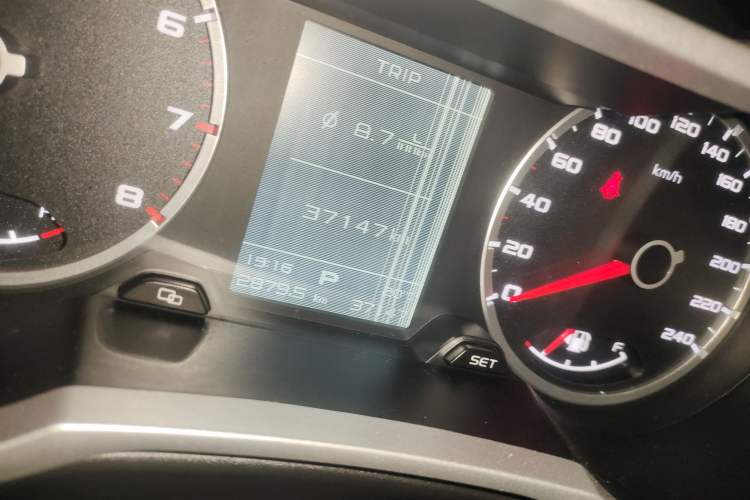 Used Geely Auto Emgrand X7 Sport 2016 1.8TD Automatic ZhiShang Model Odometer Close Up