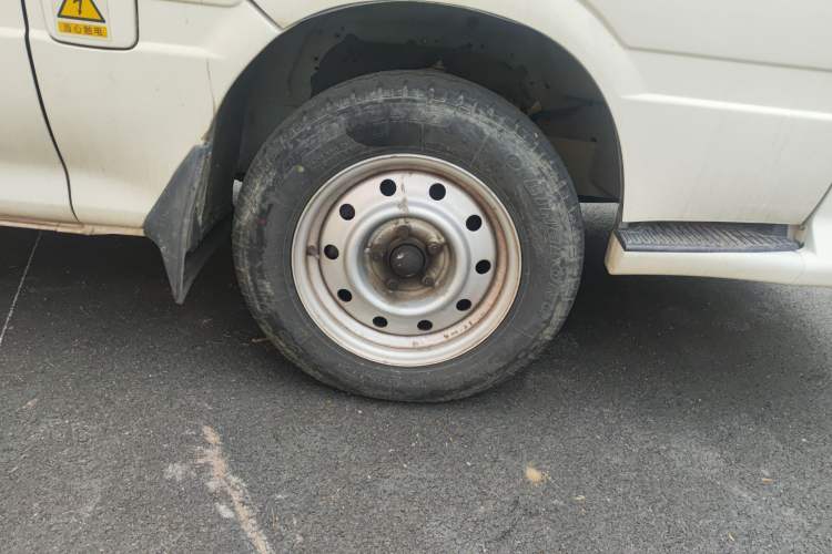 Used Golden Dragon Hiace New Energy 2023 Longyun GLE850 50.38 kWh Right Front Wheel Hub