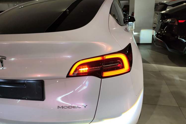 Used Tesla Model Y 2023 Long-Range All-Wheel-Drive Version
