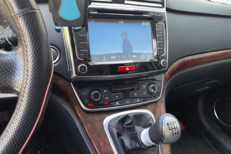 Used Haval H6 2015 Revised Version Sport Edition 1.5T Manual Transmission Two-Wheel Drive Elite Grade
