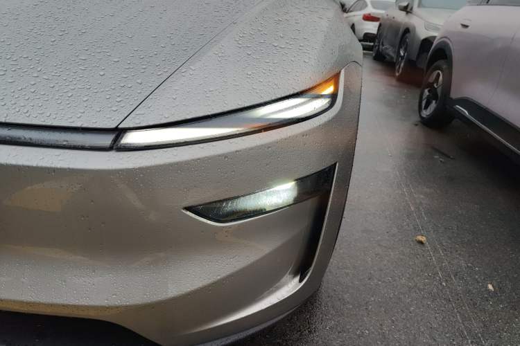 Used Tesla Model Y L 2025 Model Long-Range All-Wheel-Drive Version