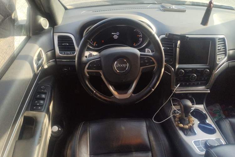 Used Jeep Grand Cherokee 2017 3.0L Comfort Navigation Edition Steering Wheel