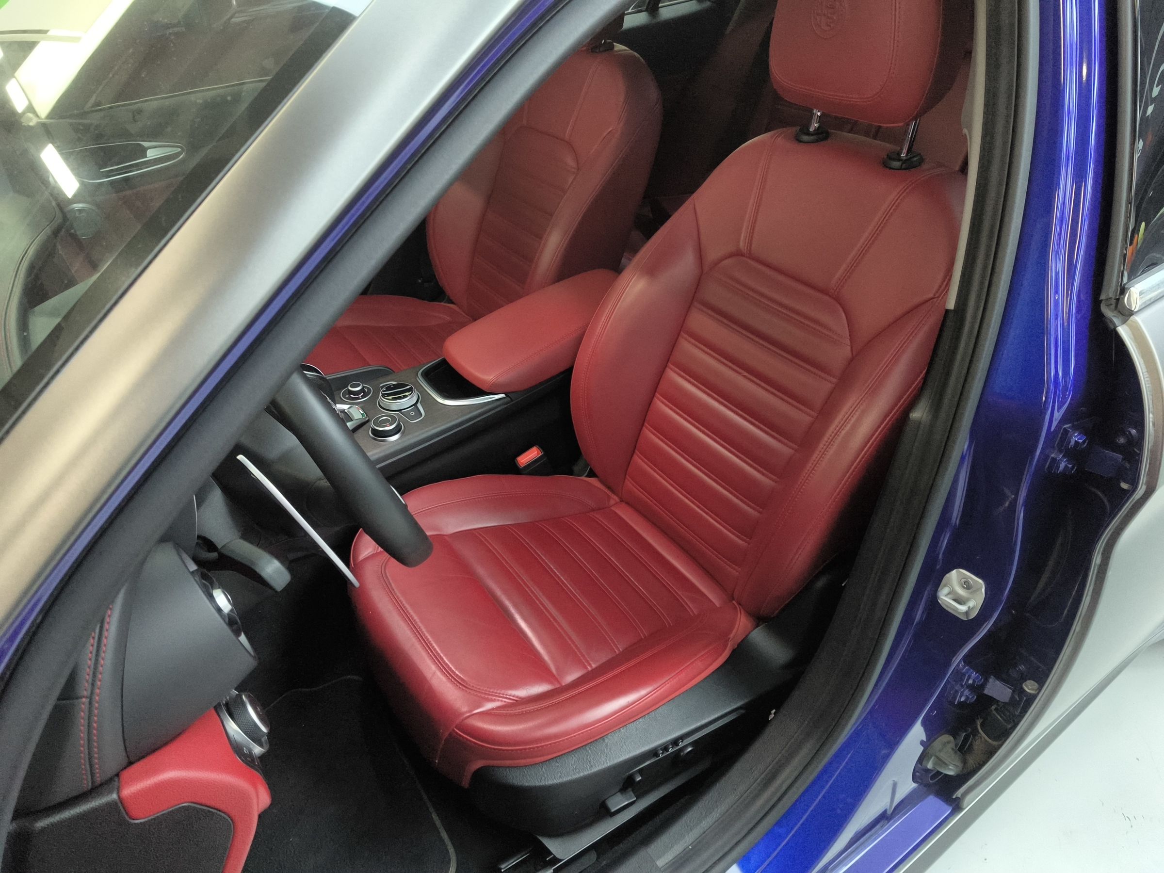 Переднее сиденье в автомобиле