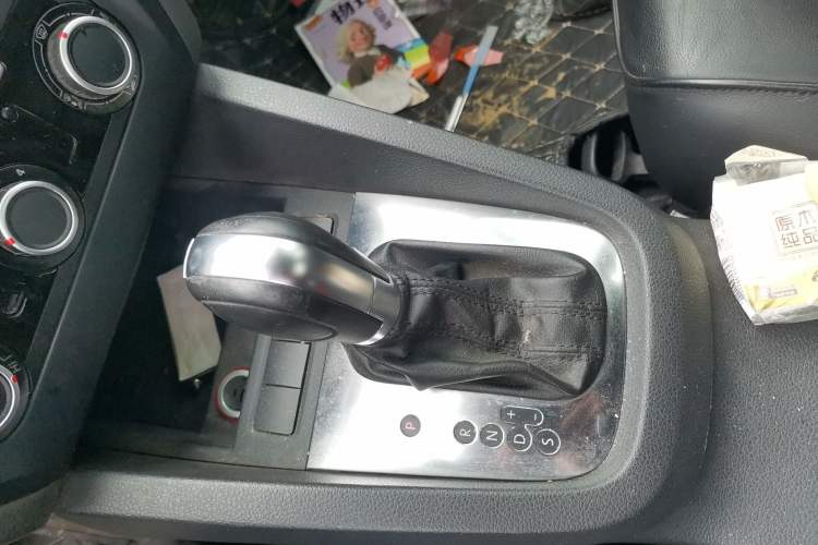 Used Volkswagen Sagitar 2012 1.6L Automatic Comfort Edition Gear Lever