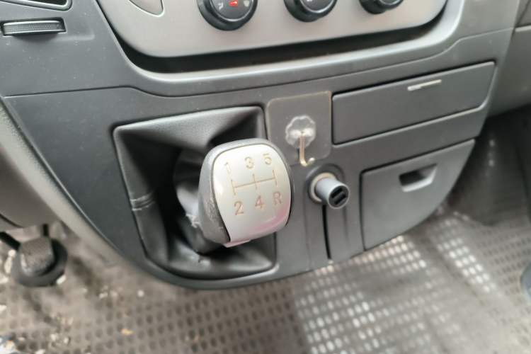 Used SAIC MAXUS Xintu V80 2016 2.5T Manual Aoyuntong National IV Short Wheelbase Mid-Roof 6-Seater