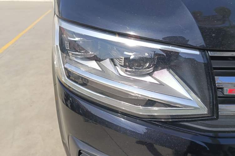 Used Volkswagen Multivan 2018 2.0 TSI 4x4 Prestige Edition 7-Seater Right Front Headlight