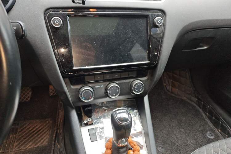 Used Skoda Octavia 2018 1.6L Automatic Luxury Edition Audio And AC Panel