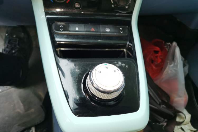 Used Dongfeng NAMMI BOX 2022 Revised Light Wind Edition 201 km Standard Version Gear Lever